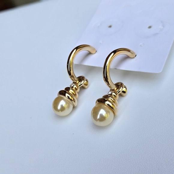 Vintage Gold and Cream Pearl Fuax Pearl Earrings - Picture 5 of 17